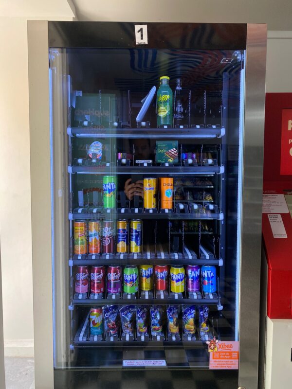 Fritz-kola und Kaugummis im Vendora Automatenshop in Wien