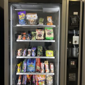 Süßigkeiten und Snacks im Automaten